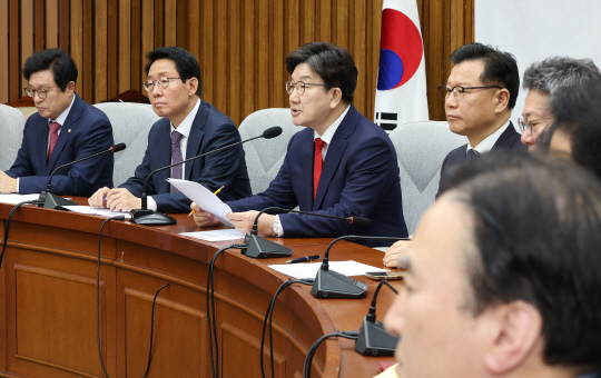권성동(가운데) 국미의힘 원내대표가 15일 국회에서 열린 원내대책회의에서 발언하고 있다. [연합뉴스]